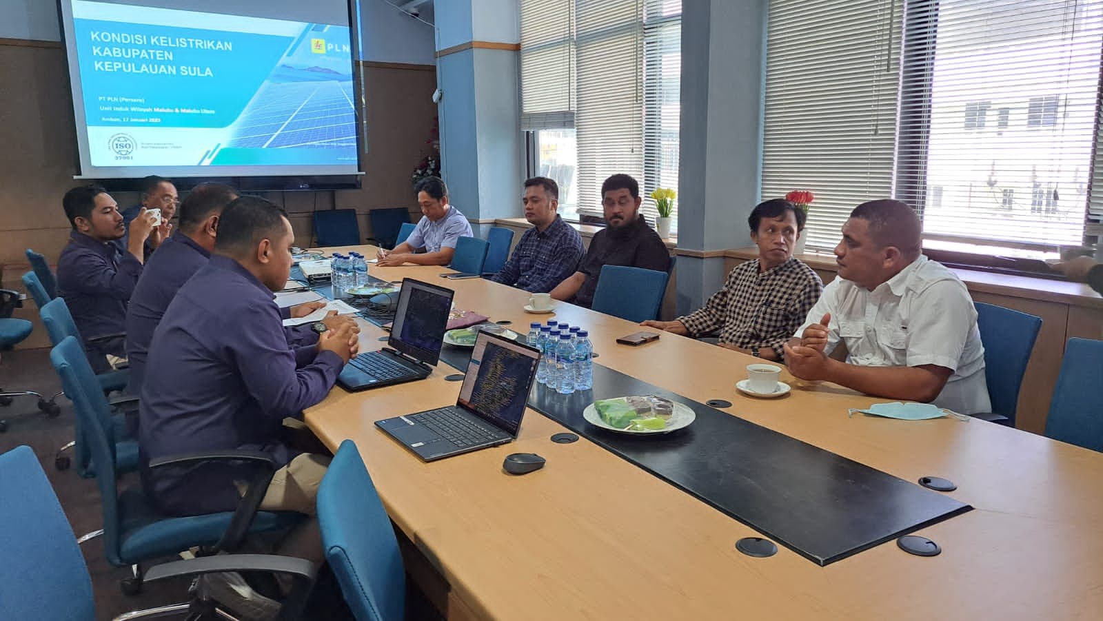 dorong-pemerataan-jaringan-listrik-di-sula-rapat-bersama-pln-wilayah-maluku-malut