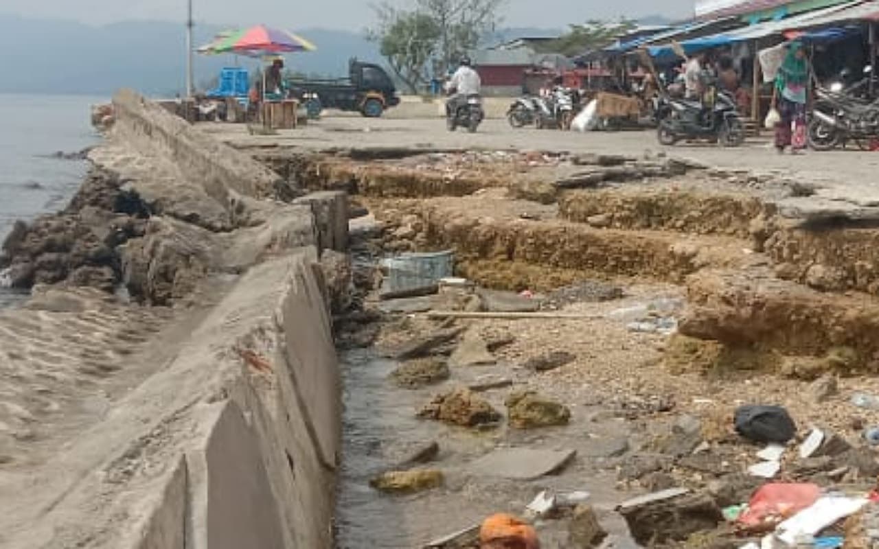 pedagang-pasar-di-sanana-keluhkan-talud-penahan-ombak