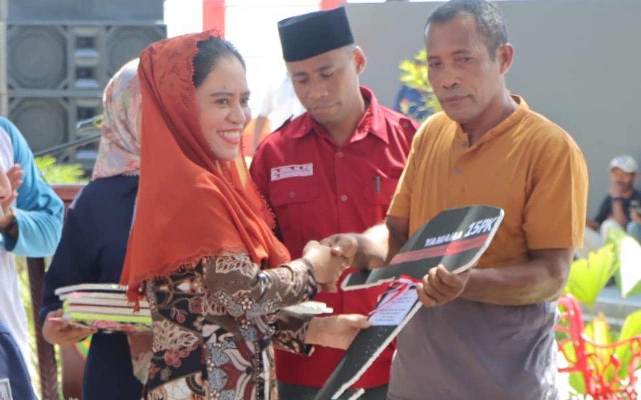 kelompok-nelayan-di-sula-tersenyum-dihari-peresmian-taman-moh-hatta