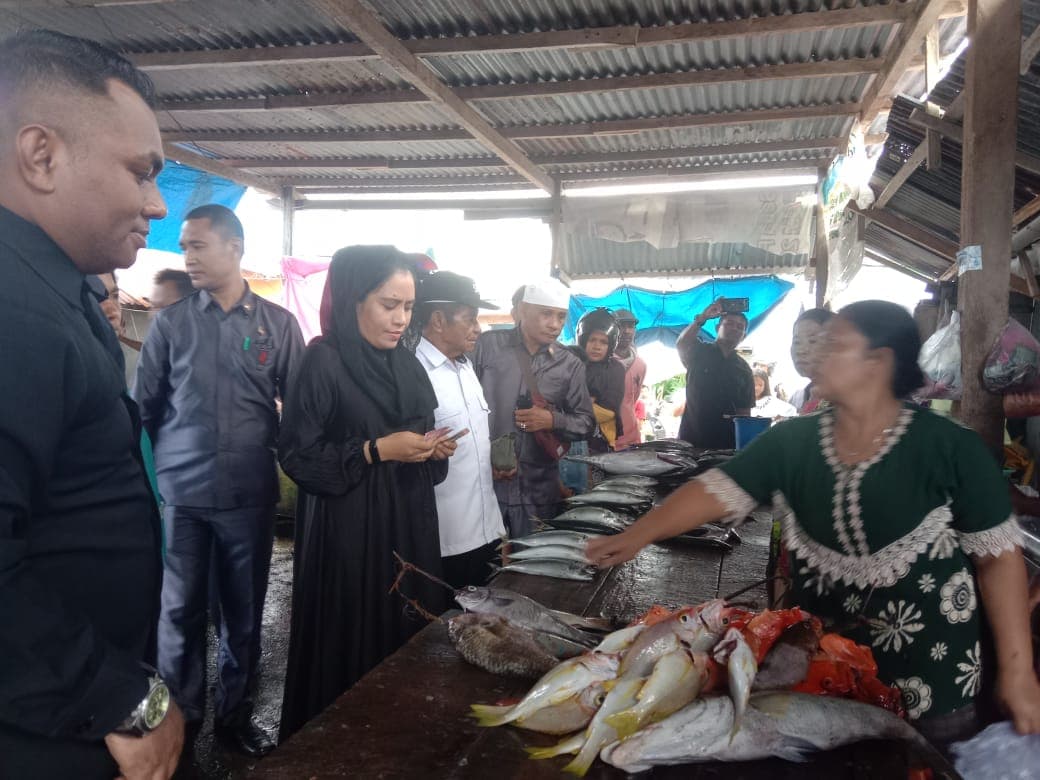 bupati-sula-borong-ikan-untuk-warga