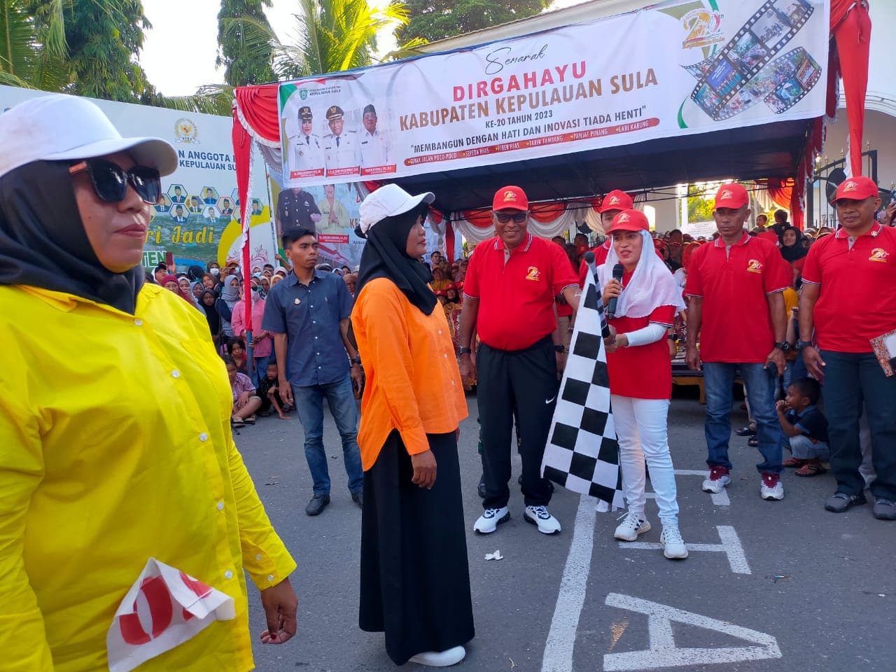 semarak-hut-ke-20-bupati-fifian-resmi-buka-lomba-gerak-jalan-dan-poco-poco