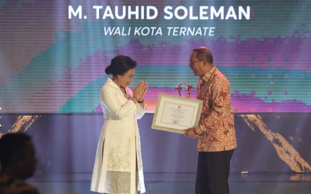 walikota-ternate-raih-anugerah-kota-layak-anak