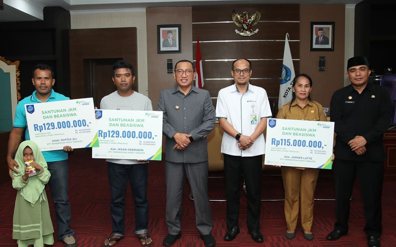 tiga-keluarga-ptt-menerima-jkm-dari-walikota-ternate