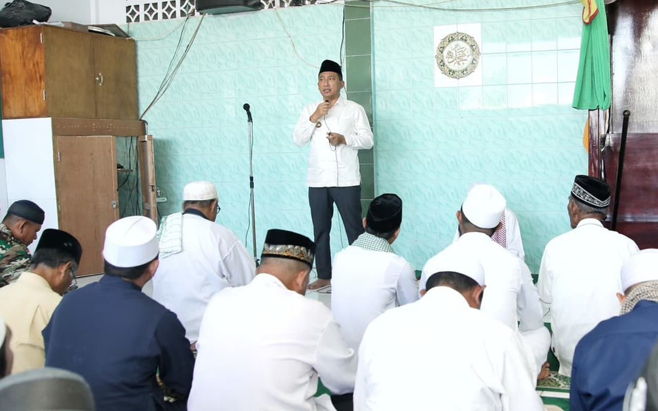 wali-kota-serahkan-bantuan-puluhan-juta-di-rumah-ibadah