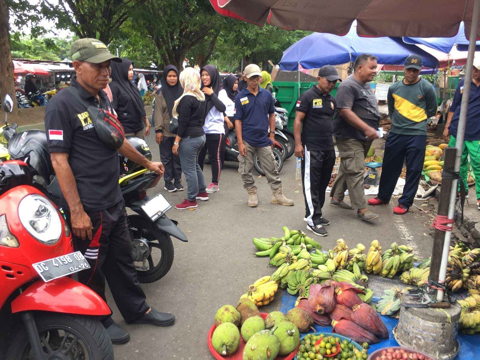 satpol-pp-kota-ternate-tertibkan-pedagang-di-kawasan-pasar-higienis
