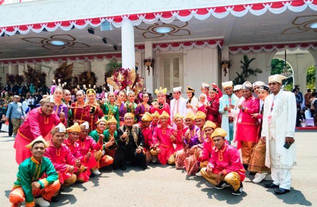 bupati-dan-peserta-sula-basanohi-hadiri-hut-ri-di-istana-negara