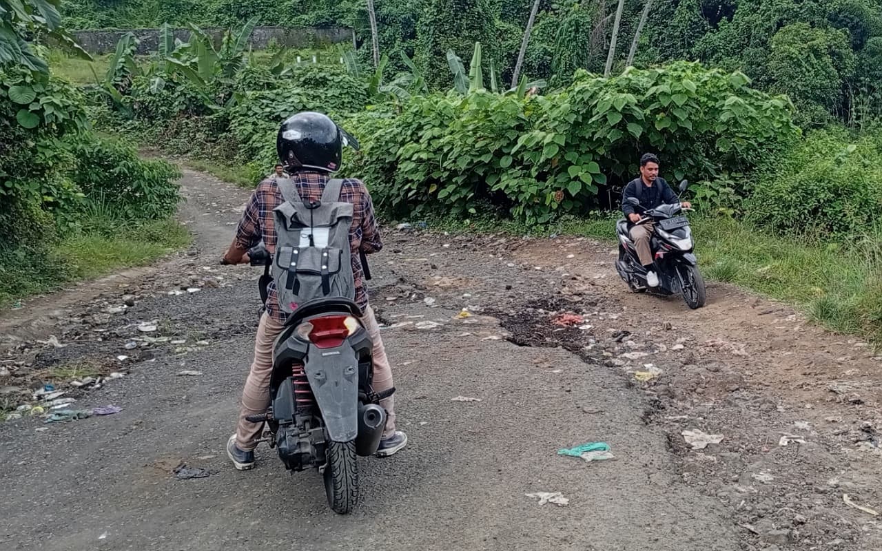 pengendara-sepeda-motor-keluhkan-jalan-rusak-di-lingkungan-gambesi