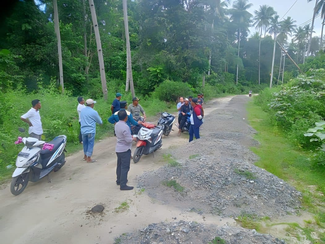 dua-proyek-jalan-di-pulau-mangoli-hangus