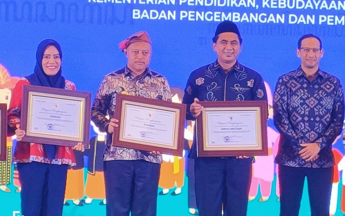 peduli-bahasa-ibu-bupati-sula-diberi-penghargaan-mendikbudristek