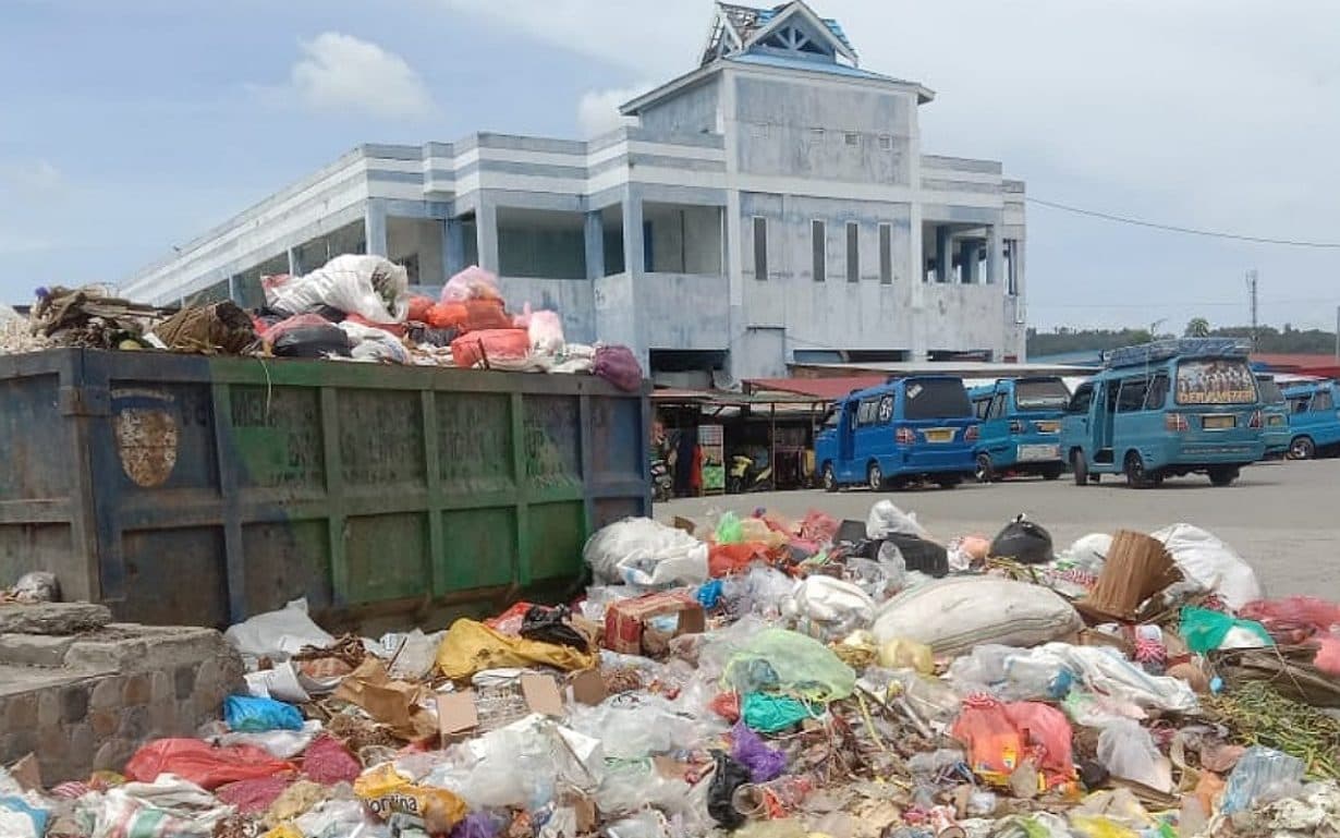 sampah-di-pasar-sanana-menumpuk-ini-alasan-dlh-sula